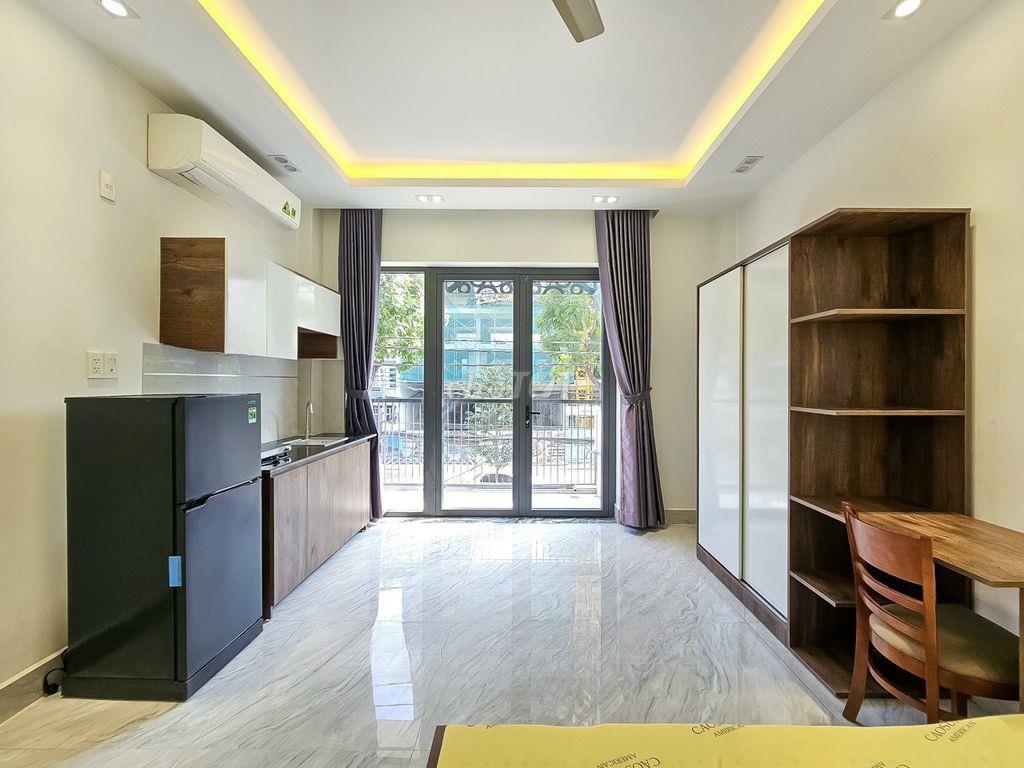 Căn hộ có ban công, cửa sổ, phòng rộng, đủ nội thất ngay Quận 7