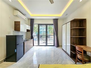 Căn hộ có ban công, cửa sổ, phòng rộng, đủ nội thất ngay Quận 7