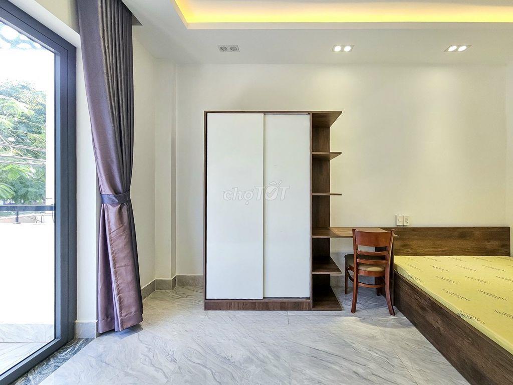 Căn hộ có ban công, cửa sổ, phòng rộng, đủ nội thất ngay Quận 7