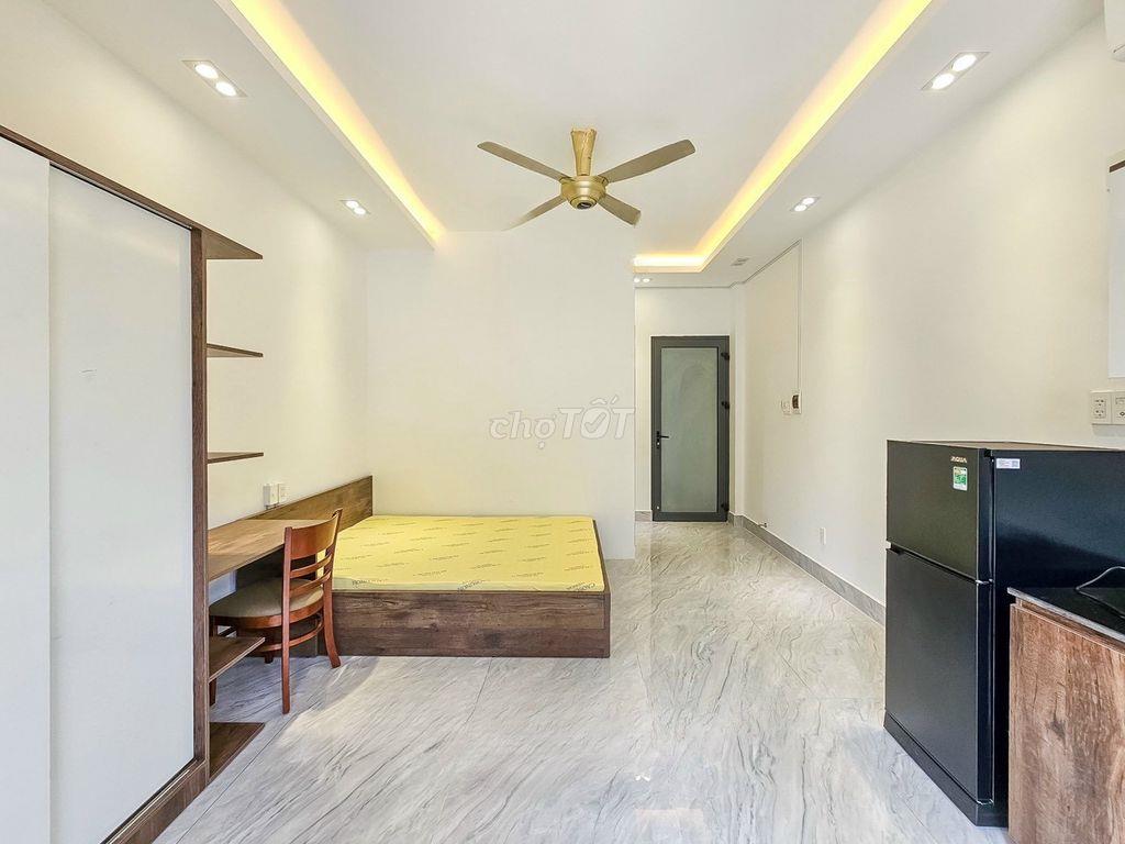 Căn hộ có ban công, cửa sổ, phòng rộng, đủ nội thất ngay Quận 7