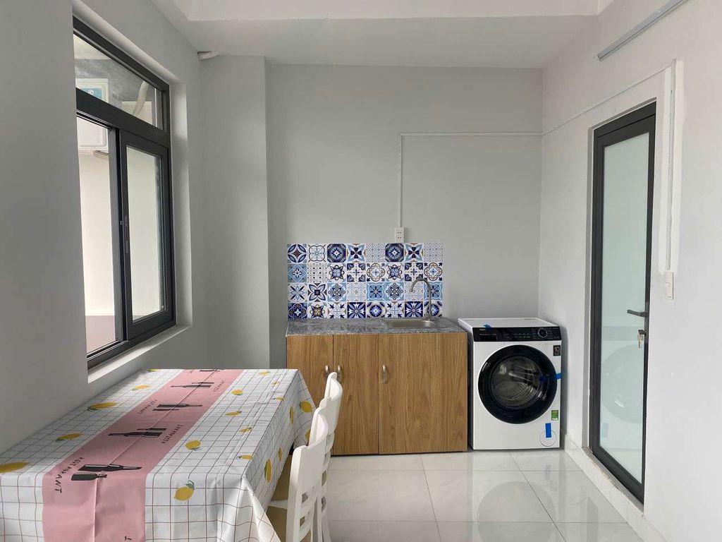 Phòng có ban công gần 40m2 máy giặt riêng, trống sẵn gần Lotte quận 7