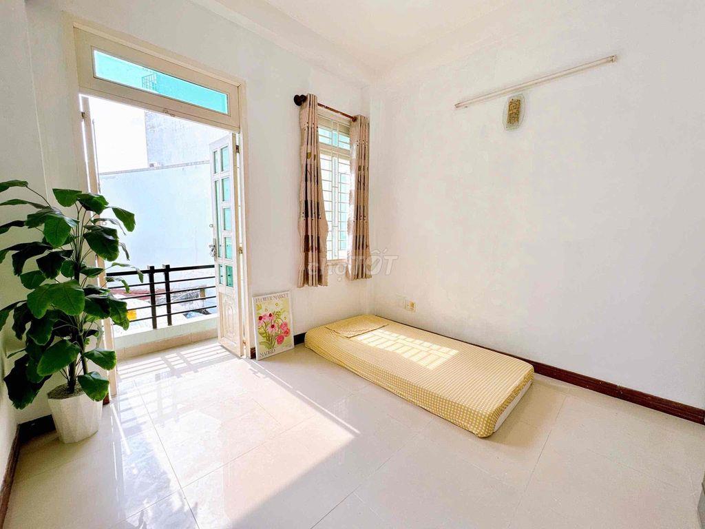 STUDIO BAN CÔNG ĐÓN NẮNG SIÊU XINH GẦN UFM
