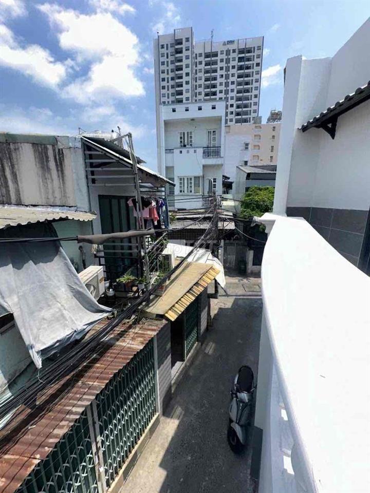 nhà mới xây lô nhì 99,6m2, 2phòng ngủ, đừơng huỳnh tấn phát
