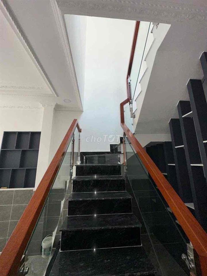 nhà mới xây lô nhì 99,6m2, 2phòng ngủ, đừơng huỳnh tấn phát