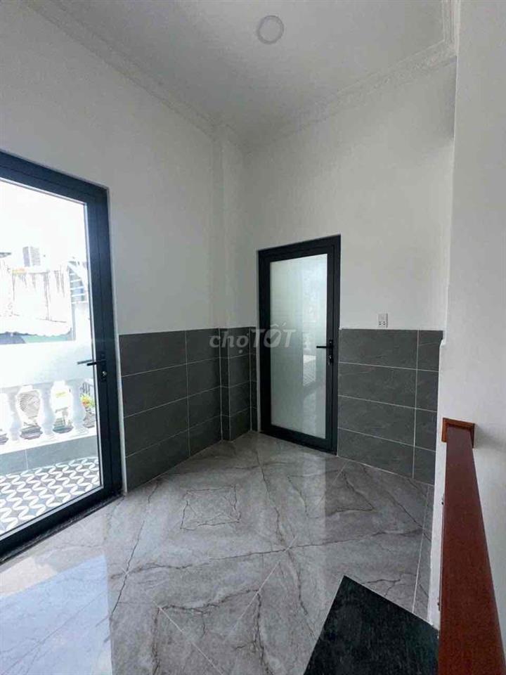 nhà mới xây lô nhì 99,6m2, 2phòng ngủ, đừơng huỳnh tấn phát