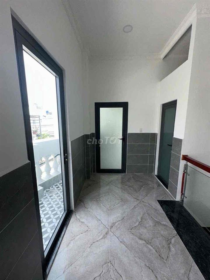 nhà mới xây lô nhì 99,6m2, 2phòng ngủ, đừơng huỳnh tấn phát