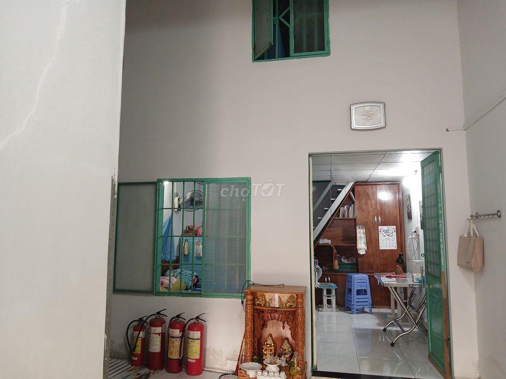 Nhà mặt tiền thụt (ngay khu chế xuất tân thuận)