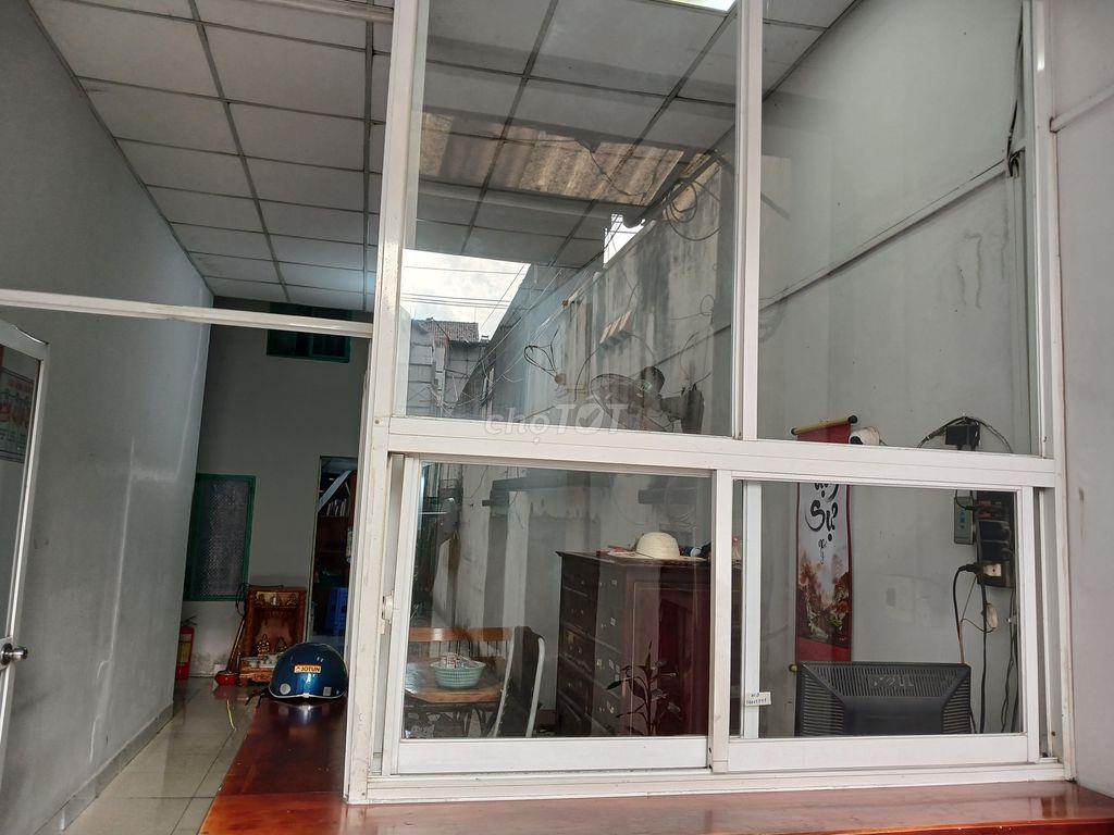 Nhà mặt tiền thụt (ngay khu chế xuất tân thuận)