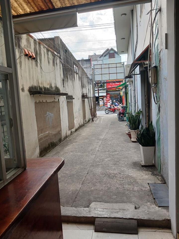 Nhà mặt tiền thụt (ngay khu chế xuất tân thuận)