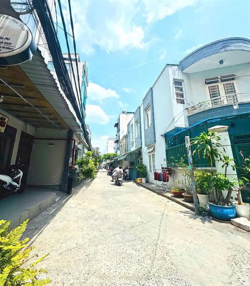 Vị trí đẹp, hẻm 1sec, cách đường lớn 20m ngay nhà thờ Thuận Phát