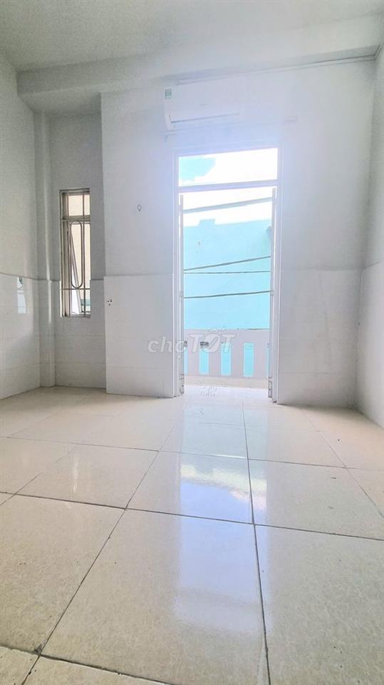 Phòng có máy lạnh, tủ lạnh, máy giặt riêng, bancong nhỏ, gác, kệ bếp.