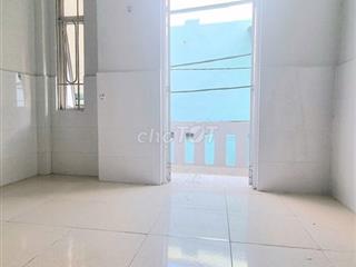 Phòng có máy lạnh, tủ lạnh, máy giặt riêng, bancong nhỏ, gác, kệ bếp.