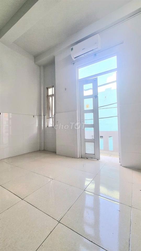 Phòng có máy lạnh, tủ lạnh, máy giặt riêng, bancong nhỏ, gác, kệ bếp.
