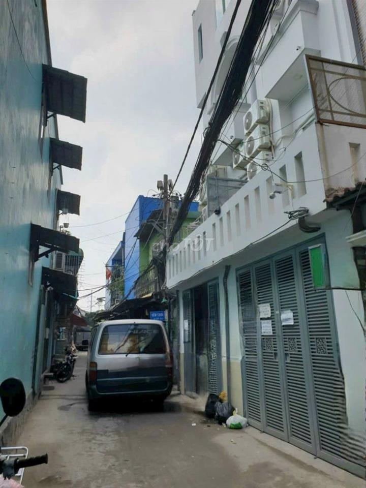 Phòng có máy lạnh, tủ lạnh, máy giặt riêng, bancong nhỏ, gác, kệ bếp.