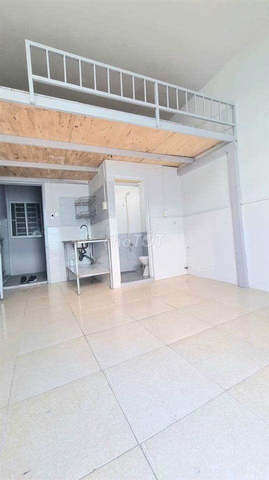 Phòng có máy lạnh, tủ lạnh, máy giặt riêng, bancong nhỏ, gác, kệ bếp.