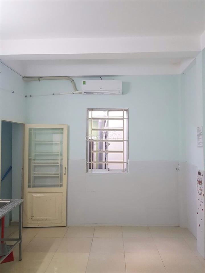 Phòng rộng đủ nội thất ở được 3 - 4 bạn giờ giấc tự do gần UFM Q7