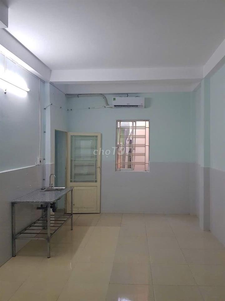 Phòng rộng đủ nội thất ở được 3 - 4 bạn giờ giấc tự do gần UFM Q7