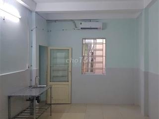 Phòng rộng đủ nội thất ở được 3 - 4 bạn giờ giấc tự do gần UFM Q7
