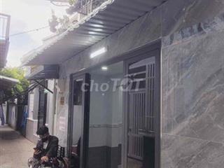 nhà nguyên căn hẽm 1428.nhà mới sạch sẽ