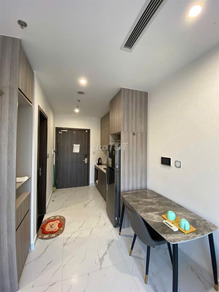 Cho thuê Studio Opus one 1. Tầng cao- view bể bơi, công viên giá 9 tr