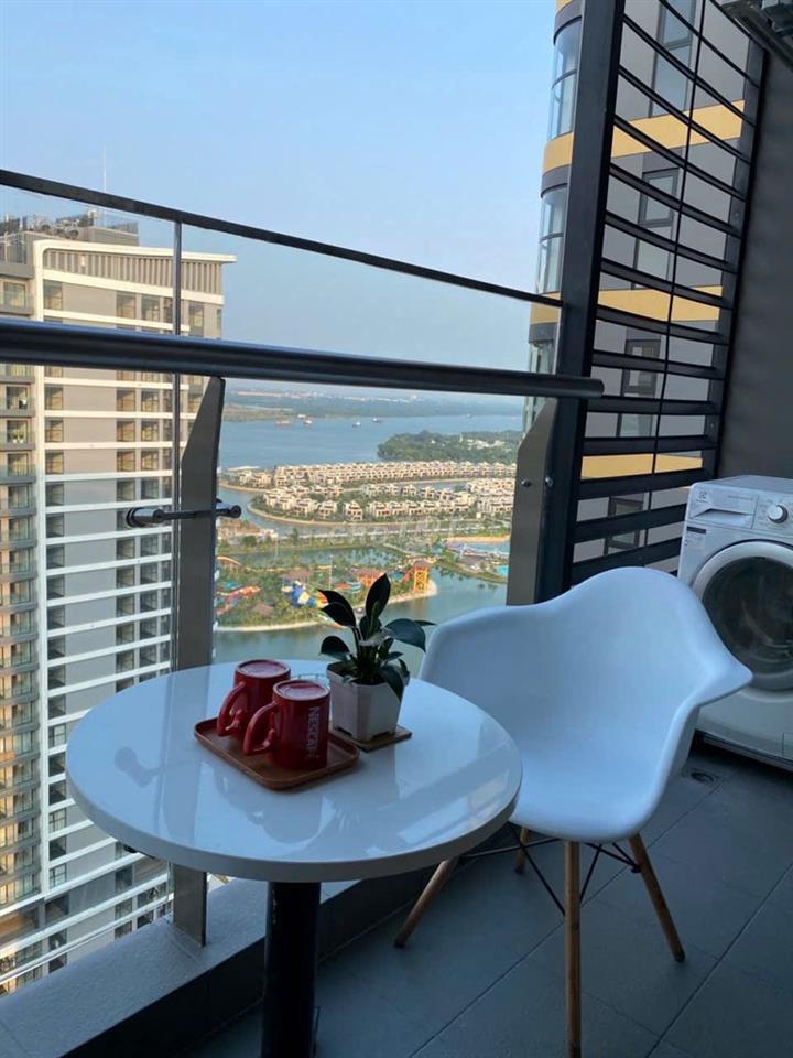 Cho thuê Studio Opus one 1. Tầng cao- view bể bơi, công viên giá 9 tr