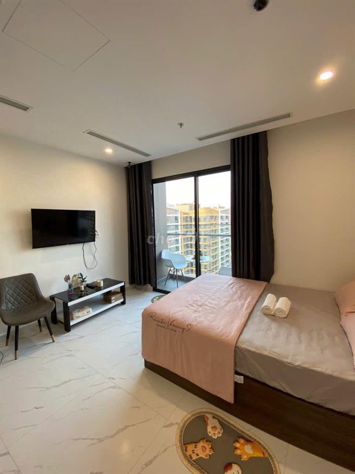 Cho thuê Studio Opus one 1. Tầng cao- view bể bơi, công viên giá 9 tr