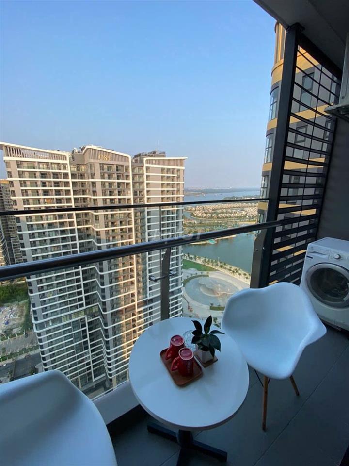 Cho thuê Studio Opus one 1. Tầng cao- view bể bơi, công viên giá 9 tr
