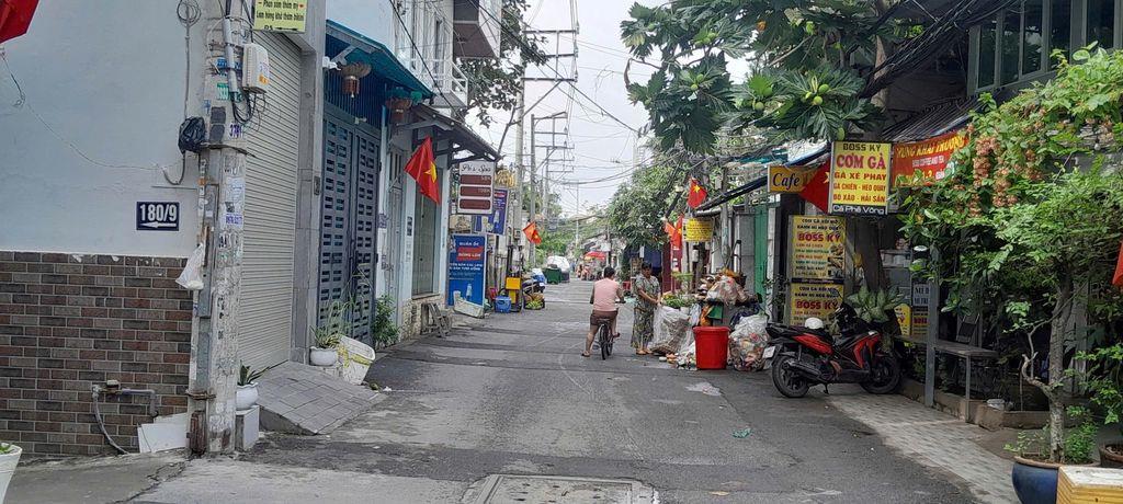 Cho thuê nhà 4PN, 3WC, sân thượng, hẻm 6,5m Bùi Văn Ba