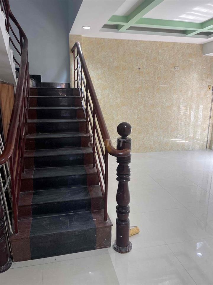 cho thuê nhà 1trệt 2 lầu  3 pngủ , 3 vệ sinh 1 phòng bếp , 1 phòng kh