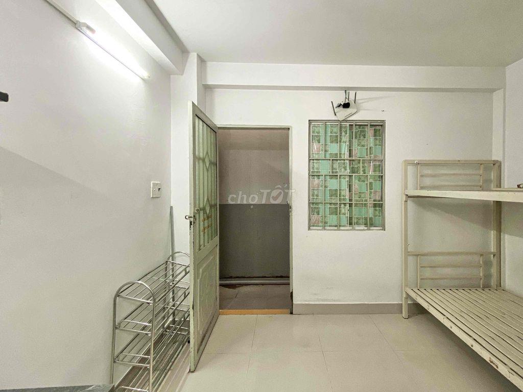 PHÒNG ĐẸP- SẴN ML- 2 BAN CÔNG- CỬA SỔ TRỜI-NGAY ĐH TÔN ĐỨC THẮNG
