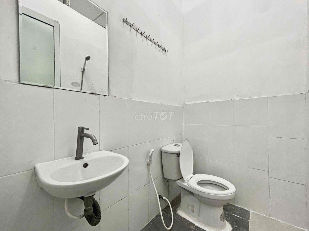 PHÒNG ĐẸP- SẴN ML- 2 BAN CÔNG- CỬA SỔ TRỜI-NGAY ĐH TÔN ĐỨC THẮNG