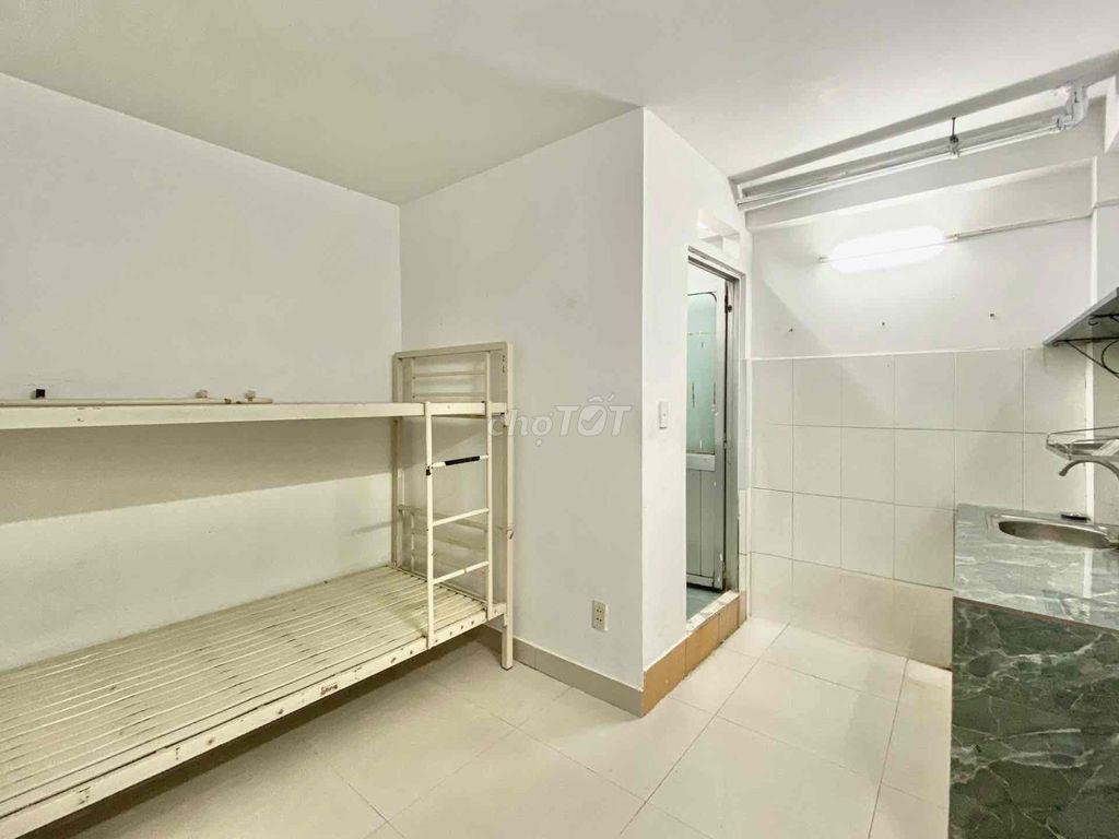 PHÒNG ĐẸP- SẴN ML- 2 BAN CÔNG- CỬA SỔ TRỜI-NGAY ĐH TÔN ĐỨC THẮNG