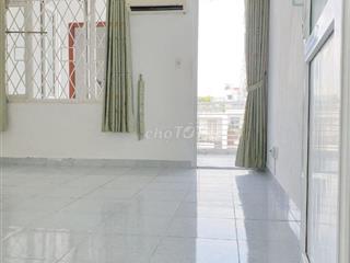 Khu Tân Quy Q7- Phòng có máy lạnh, ban công riêng, cửa sổ cực thoáng