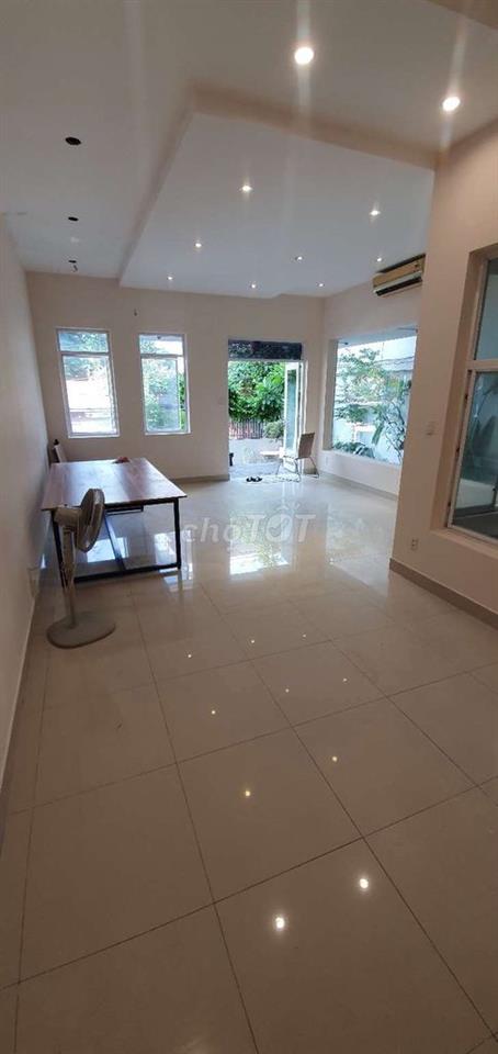 CHO THUÊ TẦNG TRỆT 250M2 TRONG VILLA SÂN VƯỜN Q7