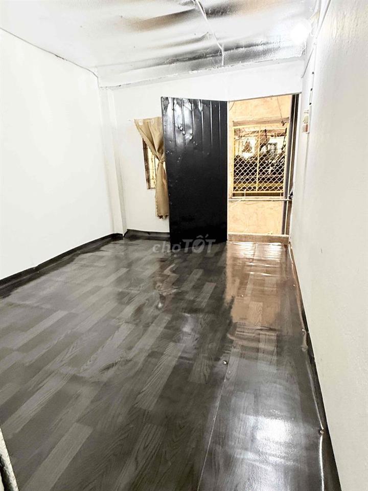 cho thuê phòng k gác hẻm 15 bùi văn ba gần kcx ufm