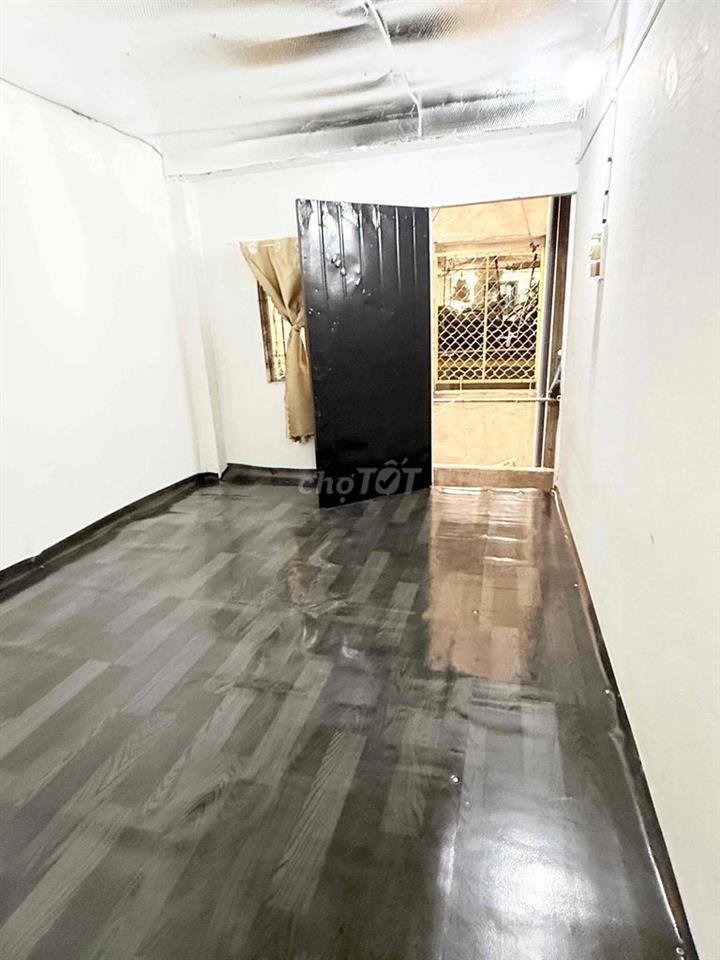 cho thuê phòng k gác hẻm 15 bùi văn ba gần kcx ufm