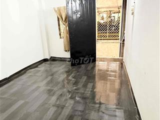 cho thuê phòng k gác hẻm 15 bùi văn ba gần kcx ufm