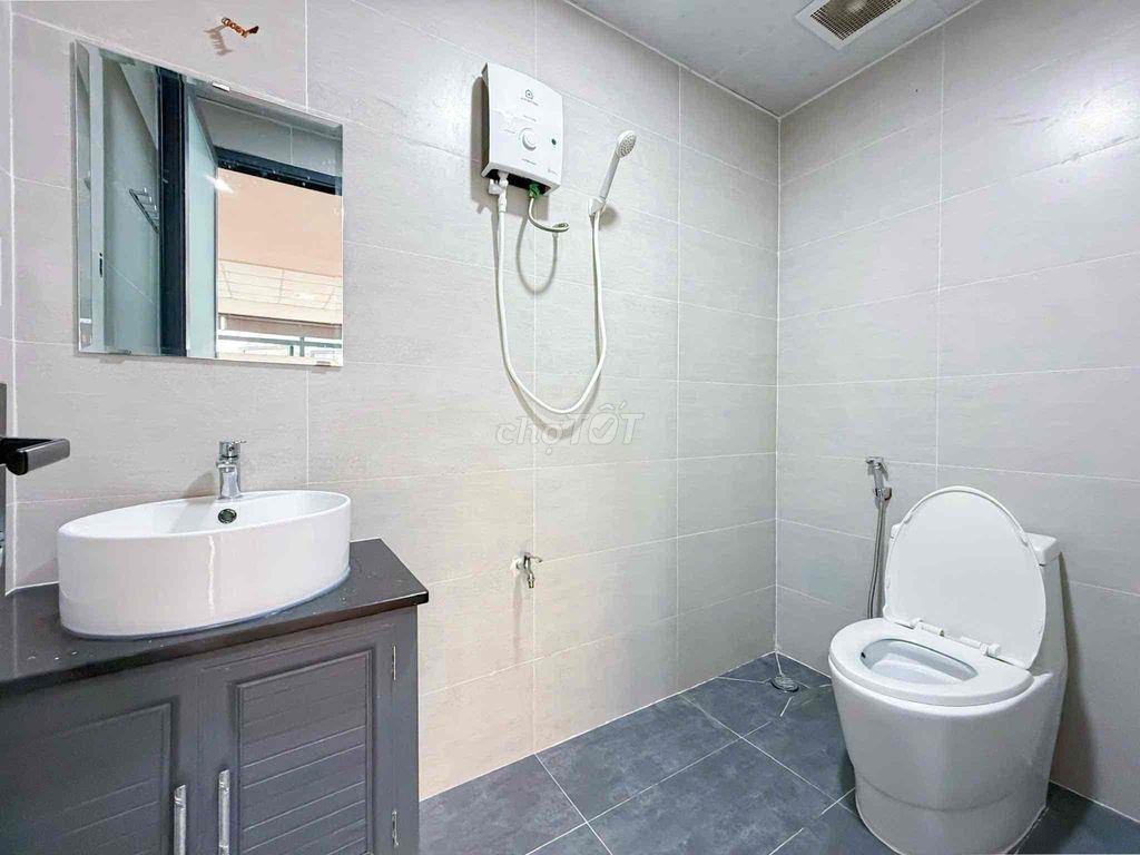 STUDIO CỬA SỔ TRỜI NGAY HOÀNG QUỐC VIỆT