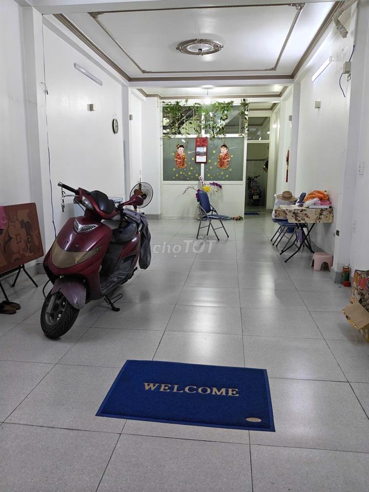 Mặt bằng 4-15m,trống suốt,khu sầm uất đường Trần Hưng Đạo,p1 .Q. 5