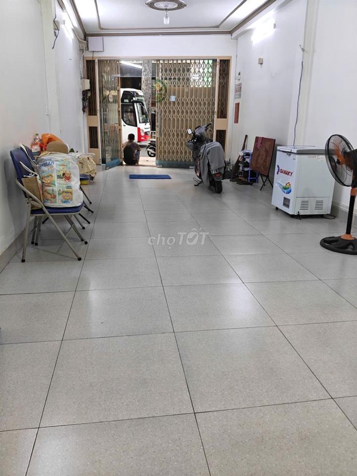 Mặt bằng 4-15m,trống suốt,khu sầm uất đường Trần Hưng Đạo,p1 .Q. 5