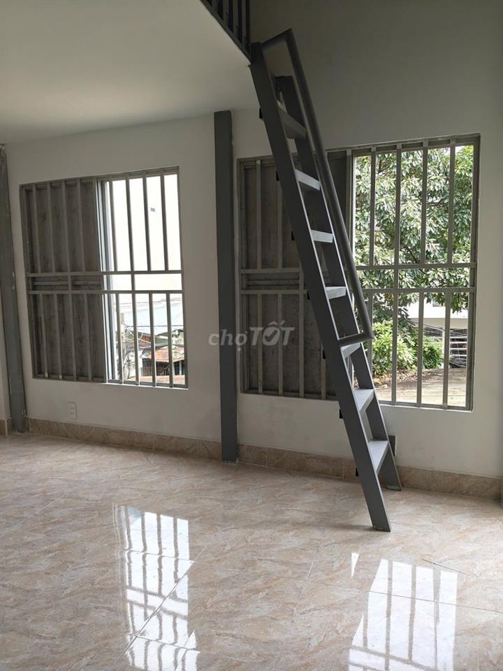 Phòng mới có Ban công, nhiều cửa sổ, rất thoáng gần đường Lâm Văn Bền