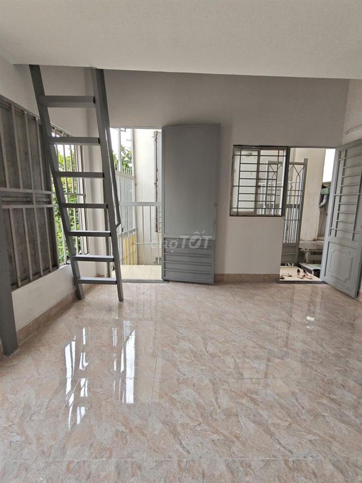 Phòng mới có Ban công, nhiều cửa sổ, rất thoáng gần đường Lâm Văn Bền