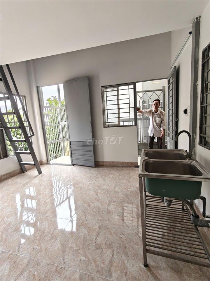 Phòng mới có Ban công, nhiều cửa sổ, rất thoáng gần đường Lâm Văn Bền