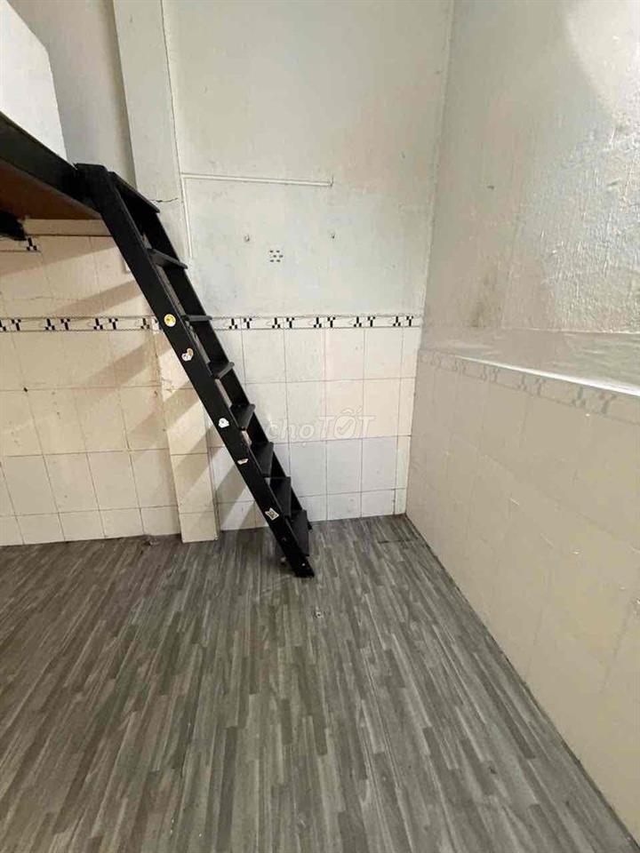 cho thuêu nguyên căn có gác lững có tolet trong nhà