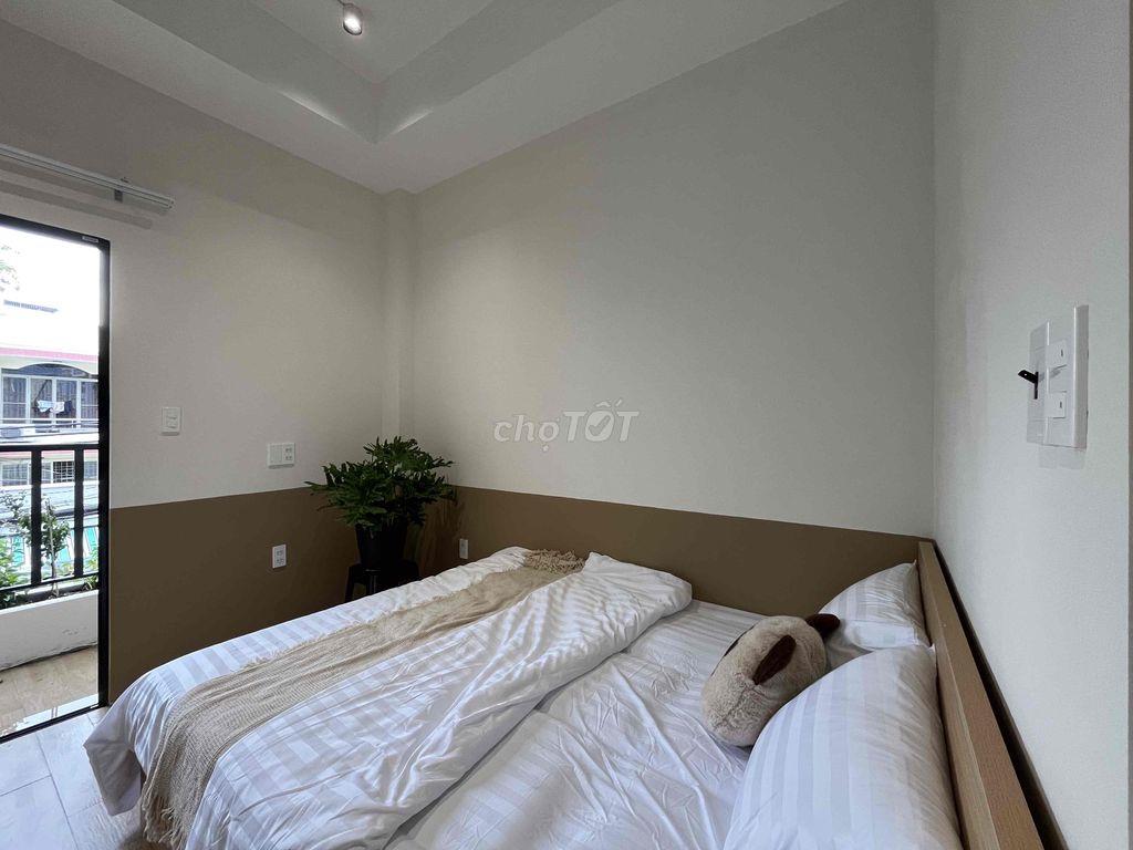 Phòng ngủ ban công tách bếp mới xây nội thất cao cấp mặt tiền đường Q4