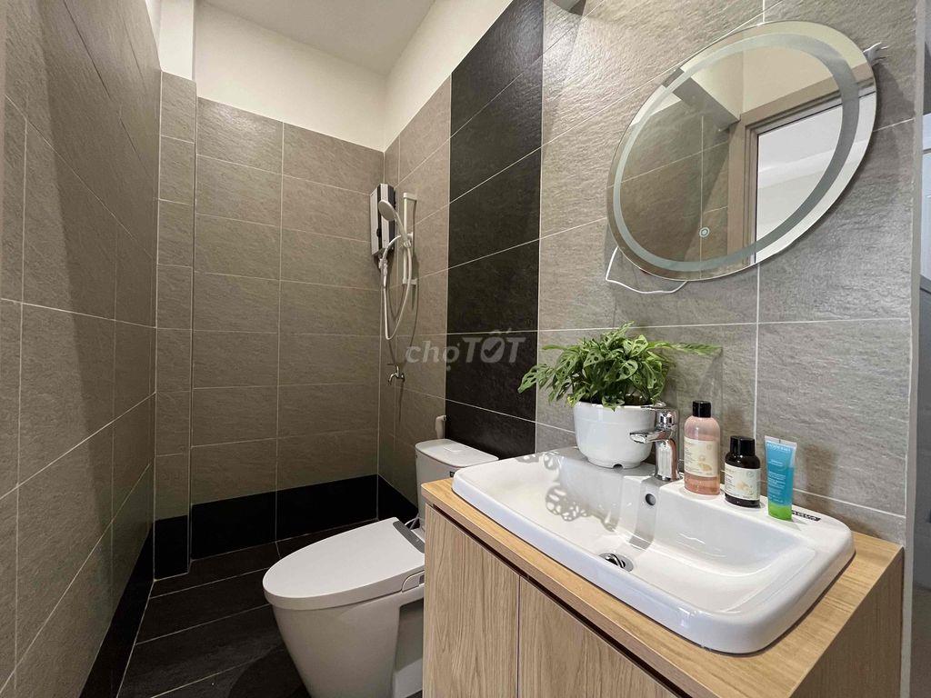 Phòng ngủ ban công tách bếp mới xây nội thất cao cấp mặt tiền đường Q4