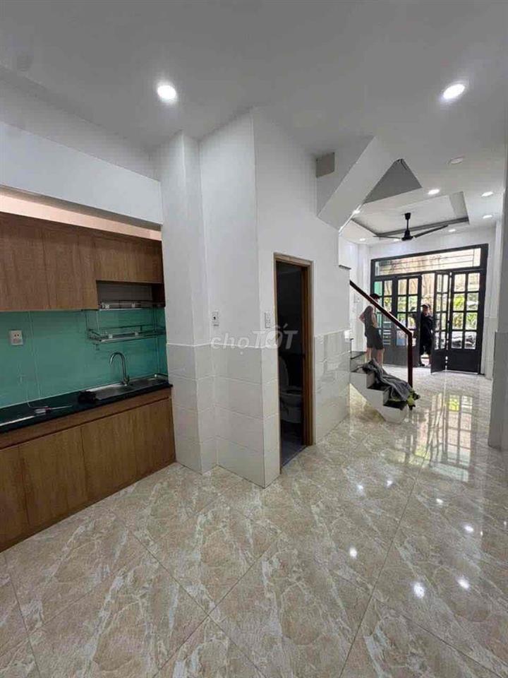 Bán nhà 3 lầu đúc BTCT 3 pn  lớn ST hẻm 88/ chánh hưng P 9 # Q8