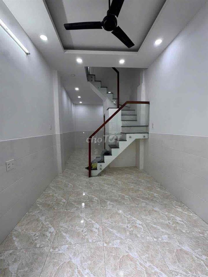 Bán nhà 3 lầu đúc BTCT 3 pn  lớn ST hẻm 88/ chánh hưng P 9 # Q8