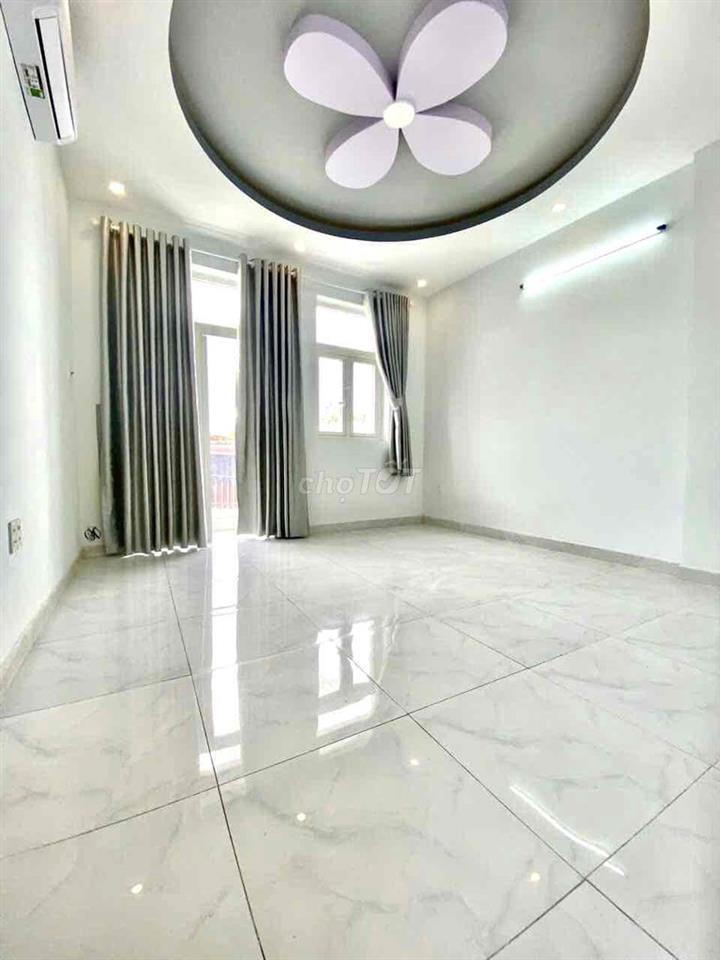 nhà bán 4m x 9m. 2 lầu  🚗 đường Phú định F16.Q8