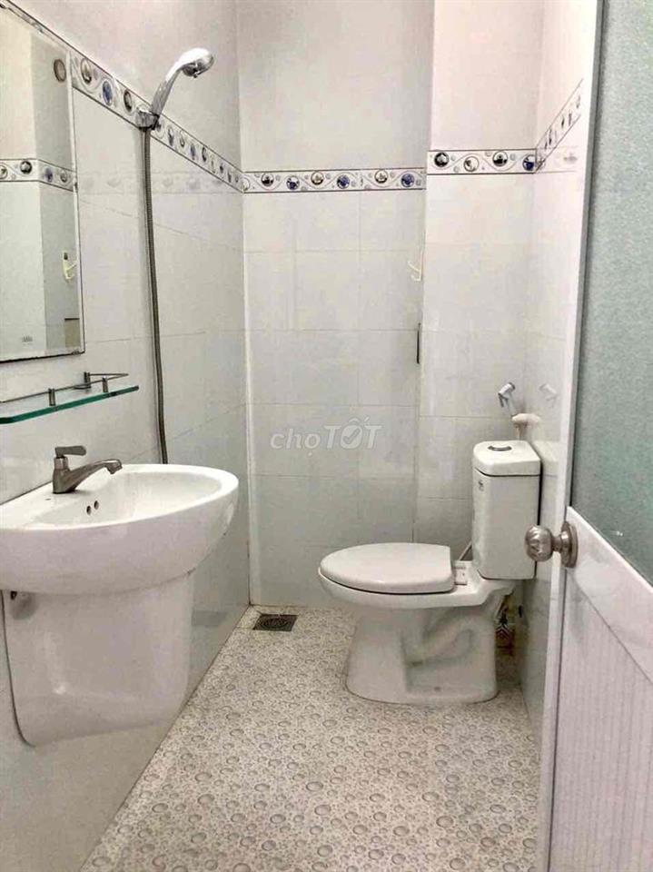 bán nhà 4m x 11m. 2 lầu. đường Phú định F16.Q8.